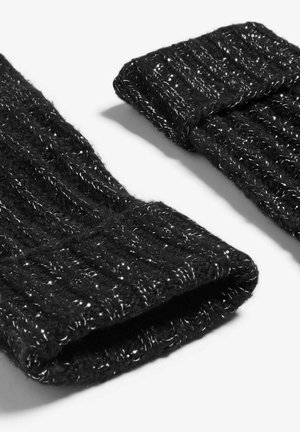 Fekete kötött csuklópántok bordás textúrával és finom fémes szálakkal, hajtott mandzsettákkal a kényelmes illeszkedés érdekében.
