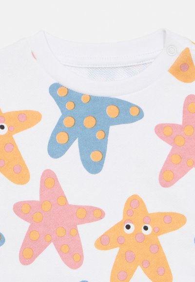 Βαμβακερό μπλουζάκι με λευκή βάση και πολύχρωμα σχέδια αστεσιών σε μπλε, ροζ και πορτοκαλί, με πουα και μάτια.