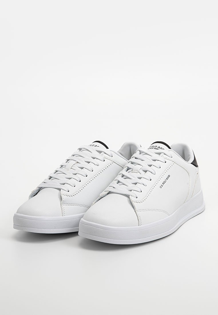 Sneaker bianchi in pelle con una texture liscia, punta arrotondata e design minimalista. Chiusura con lacci e dettagli neri a contrasto sul tallone.