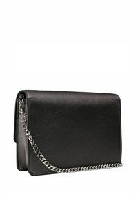 Bolso de mano de cuero negro con una superficie texturizada, con una correa de cadena plateada y un diseño de solapa plegable. Forma compacta y rectangular.