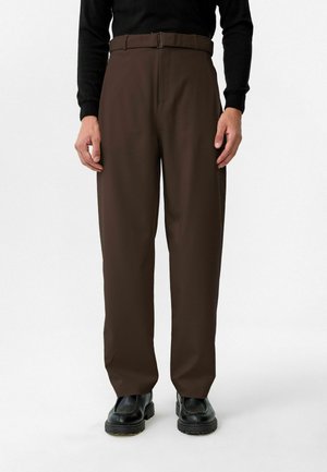 RELAXED FIT - Broek - brown