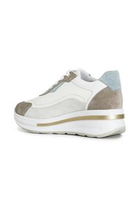 Vit sneaker med grå och blå mockadetaljer, rundad form, vadderad krage och en guldrandig mellansula. Texturerade ytor och snören synliga.