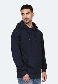 Felpa con cappuccio blu navy realizzata in tessuto misto cotone, con tasca frontale, cappuccio regolabile con cordino e polsini e orlo a coste.