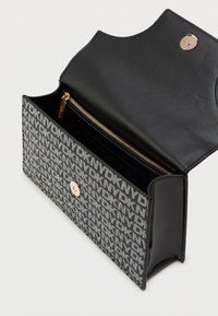 Μαύρο δερμάτινο πορτοφόλι με γκρι σχέδιο στην εξωτερική επιφάνεια που φέρει λογότυπα. Διαθέτει χρυσό κούμπωμα και εσωτερική θήκη με φερμουάρ.