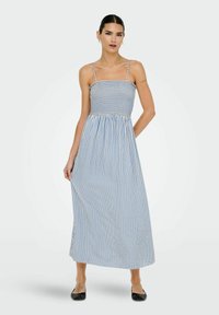 Gestreepte maxi-jurk met spaghettibandjes, met een smocked lijfje in blauw en wit, een vloeiende rok en een zachte katoentextuur.