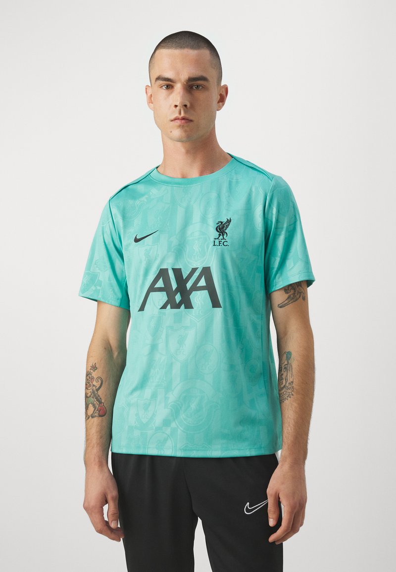 Camiseta de Nike en verde menta con el logotipo negro "AXA" y el escudo del Liverpool FC, con un patrón sutil de símbolos del club y un cuello redondo.