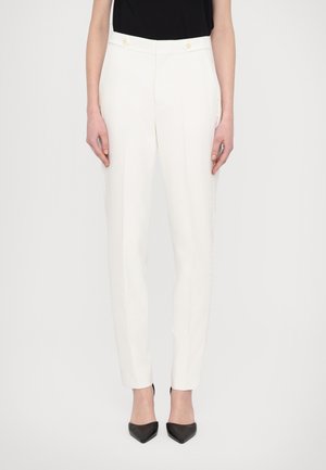 Witte Tailored broeken met een slim fit, voorzien van een platte voorkant, twee knoopaccenten bij de taille en subtiele details aan de zijkant.