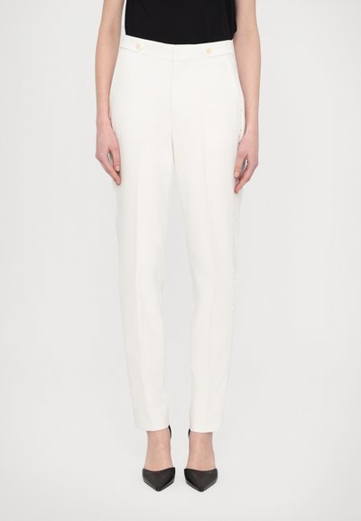 Weiße maßgeschneiderte Hosen mit slim fit, flacher Vorderseite, zwei Knopfakzenten an der Taille und dezenten seitlichen Details.