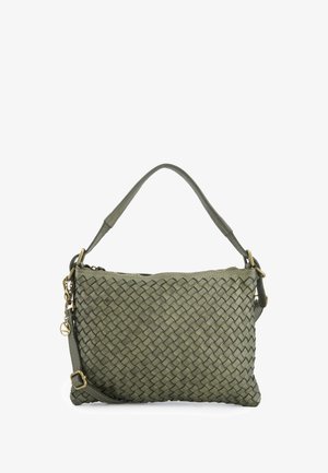Sac à main en cuir tissé vert olive avec une forme plate et rectangulaire. Comprend une bandoulière amovible et une fermeture zippée sur le dessus avec des éléments métalliques dorés.