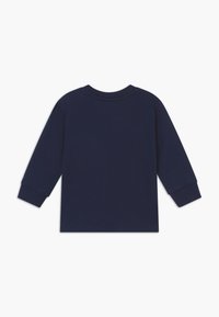 Marinblå långärmad t-shirt i bomull med rund halsringning och åtsittande muddar, slät textur och inga synliga grafik eller mönster.