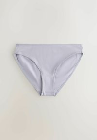 Hellgraue Damen-Baumwoll-Bikini-Unterwäsche, flach auf einer weißen Oberfläche liegend, Vorderseite und Bunddetails sichtbar.