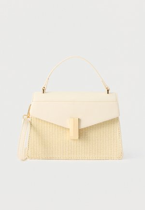 Kreemikõrva käekott punutud tekstuuriga, kuldse ristkülikukujulise klambriga, pealmise sangaga ja eemaldatava randmerihmaga, valgel taustal.