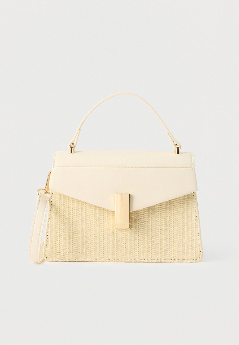 Sac à main de couleur crème avec texture tissée, fermoir rectangulaire doré, poignée supérieure et bracelet amovible, sur fond blanc uni.