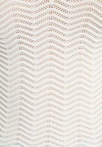 Tessuto bianco lavorato a maglia con un motivo ondulato e punti aperti, creando un aspetto tessurizzato adatto per indumenti leggeri.