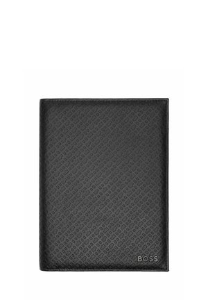 Portefeuille en cuir noir avec motif diamant texturé et petit logo métallique « BOSS » dans le coin inférieur droit, fermé et plat.