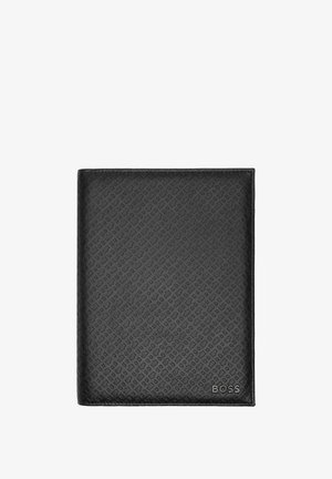 Portefeuille en cuir noir avec motif diamant texturé et petit logo métallique « BOSS » dans le coin inférieur droit, fermé et plat.