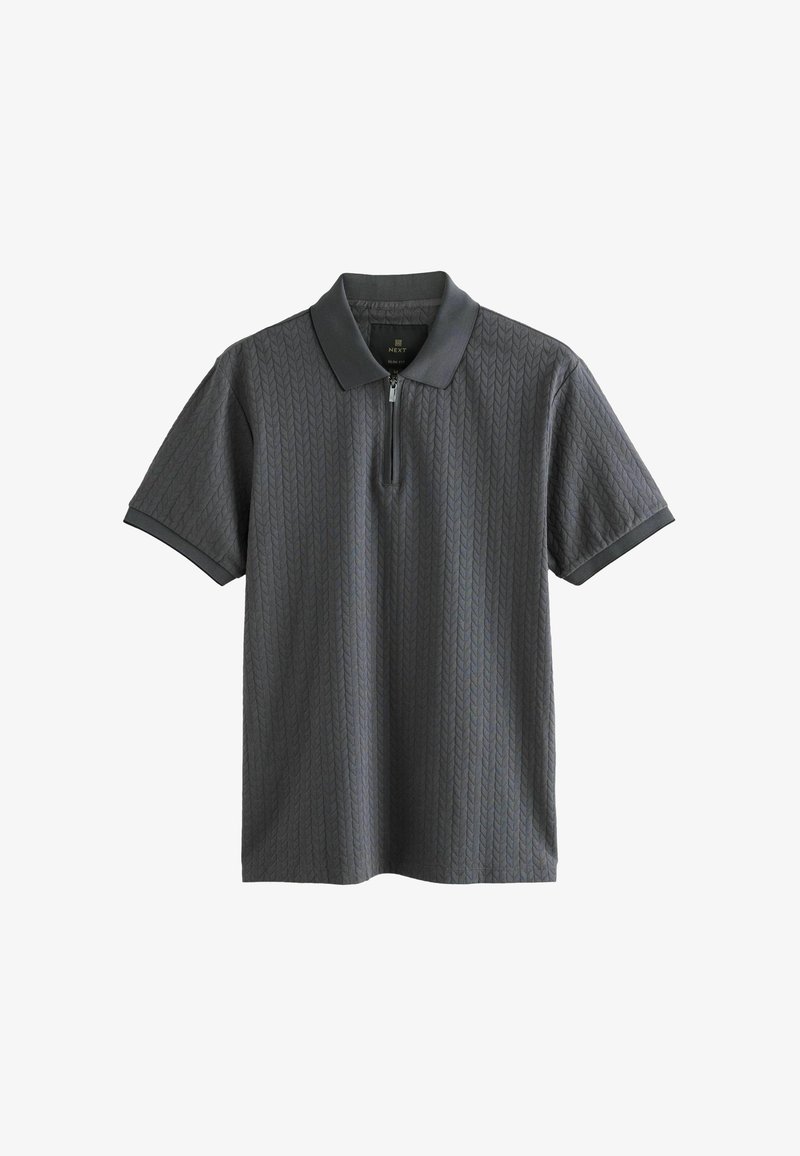 Grijze polo-shirt met een textuurpatroon dat lijkt op visgraat, korte mouwen en een ritssluiting bij de kraag. Het materiaal lijkt lichtgewicht en ademend te zijn.