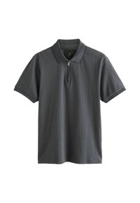 Polo de manga corta, gris oscuro con un patrón texturizado. Presenta un cuello con cremallera y ribete de cuello en contraste. Tejido suave.