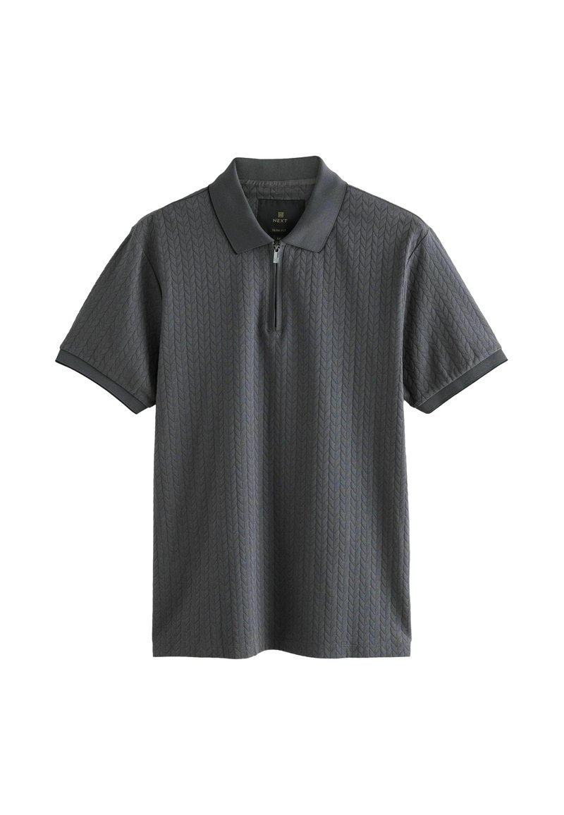 Polo de manga corta, gris oscuro con un patrón texturizado. Presenta un cuello con cremallera y ribete de cuello en contraste. Tejido suave.