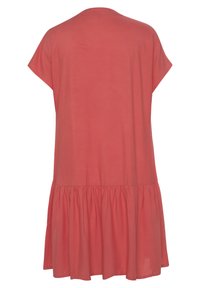 Koraljna haljina s kratkim kap sleeves, okruglim izrezom i slojevitim ruffles rubom. Napravljena od lagane tkanine s glatkom teksturom.