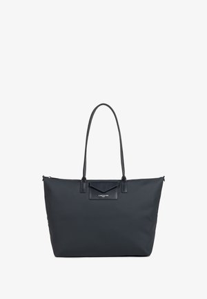 Grand tote bag marine en matériau durable avec deux poignées en cuir, un design structuré et un rabat avant avec plaque de marque.