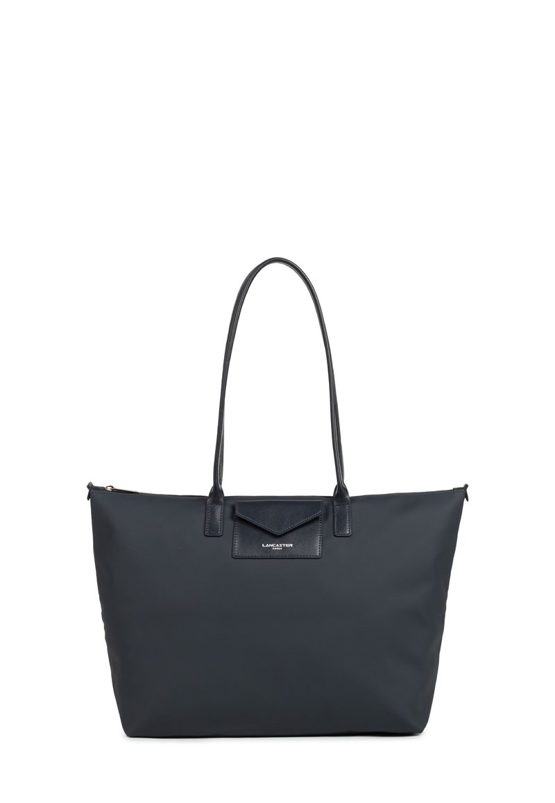Grand tote bag marine en matériau durable avec deux poignées en cuir, un design structuré et un rabat avant avec plaque de marque.
