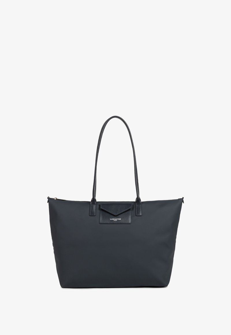 Grand tote bag marine en matériau durable avec deux poignées en cuir, un design structuré et un rabat avant avec plaque de marque.