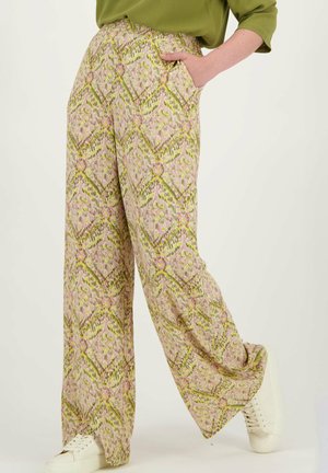 Wijduitlopende broek van een roze stof, met een groen en paars geometrisch patroon. De tailleband is elastisch, met zijzakken en een gladde textuur.