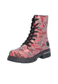 Botín con cordones hasta el tobillo con un upper de patrón de texto rojo y negro, cordones negros, suela de goma y acabado texturizado. Presenta un logo prominente en el lateral.