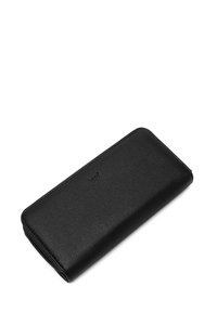 Černá kožená peněženka s texturovaným povrchem, elegantním obdélníkovým tvarem a vyraženým logem na přední straně. Zipové uzavření probíhá po straně.