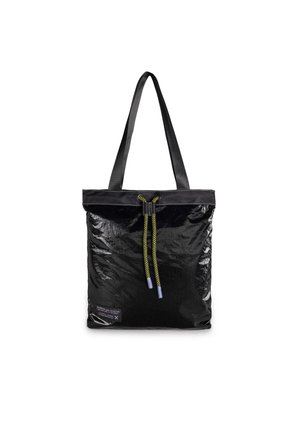 Černá lesklá taška s dlouhými uchy a žluto-černým stahovacím uzávěrem, s malou etiketu v levém dolním rohu.