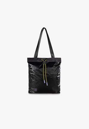 Czarna, błyszcząca torba na ramię z długimi uchwytami i żółto-czarnym ściągaczem, z małą metką w dolnym lewym rogu.