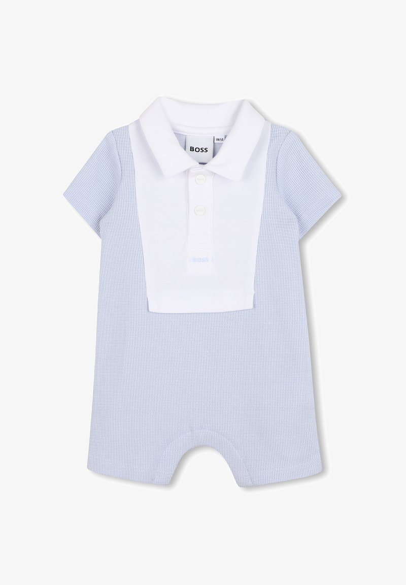 Combinaison courte style polo bleu clair, avec manches courtes, tissu texturé, col blanc et patte de boutonnage à trois boutons. Marque "BOSS" sur le col.
