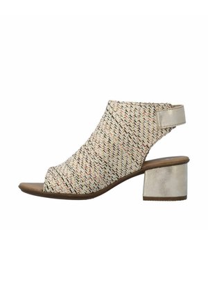 Beige geweven open teen sandalen met blokhak en verstelbare achterband.