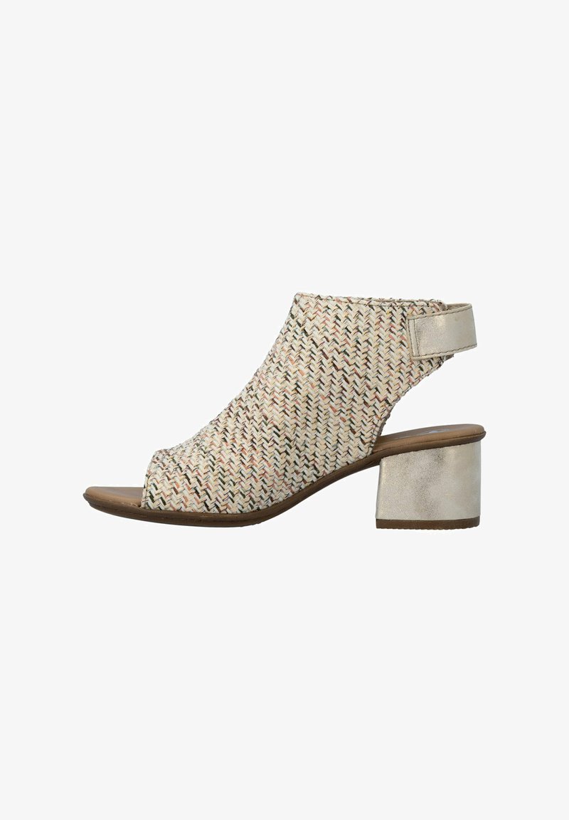 Sandale beige tissée à talon ouvert avec talon bloc et bride arrière ajustable.