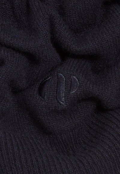 Material textil tricotat negru cu textură în relief, având un logo brodat subtil. Materialul pare moale și ușor pufos.