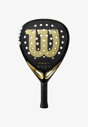 Wilson Paddle-Racket mit einer schwarzen strukturierten Oberfläche, goldfarbenem Logo, kreisförmigen Perforationen und einem schwarzen Gummi-Griff am Handle.