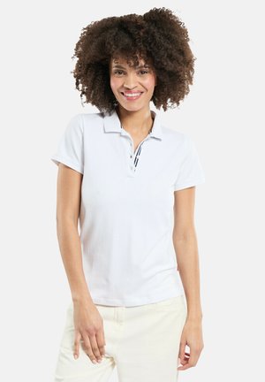 Polo shirt blanc à manches courtes avec un col et une patte de boutonnage à trois boutons. Présente un motif rayé à l'intérieur du col. Matière en coton doux.