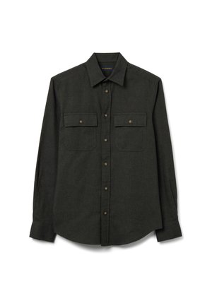 Camisa de franela verde oscuro con mangas largas, cuello puntiagudo, dos bolsillos en el pecho y cierres con botones marrones. Textura suave y corte relajado.