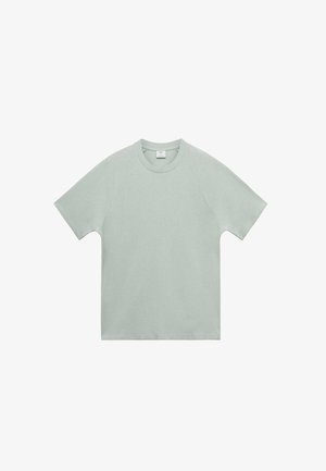 Svetlozelené tričko s krátkymi rukávmi a okrúhlym výstrihom, s raglánovými rukávmi. Vyrobené z jemnej látky, s jednoduchým a nezdobeným dizajnom.