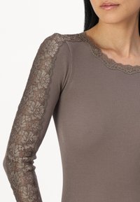 Rosemunde BERNADINE  REGULAR O NECK - Pitkähihainen paita - brown