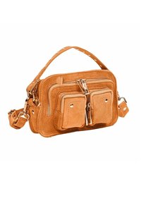 Tan suède tas met twee ritscompartimenten en twee voorzakken. Het heeft een afneembare schouderband en metalen hardware accenten.