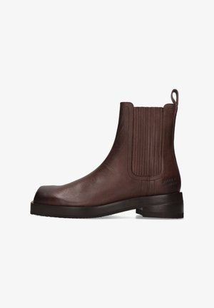 Brązowe skórzane botki Chelsea za kostkę z elastycznymi panelami bocznymi, uchwytem, niskim obcasem i czarną podeszwą.