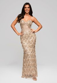 Nacktes, mit Perlen besetztes Abendkleid mit einer figurbetonten Silhouette, diamantartigem Muster und aufwendigen Paillettenverzierungen. Dünne Träger und ein Herzausschnitt.