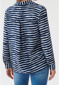 Camicia a maniche lunghe con una fantasia a righe blu e bianche, realizzata in un tessuto leggero con colletto classico e polsini abbottonati.