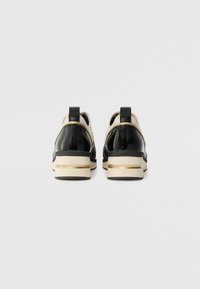 Marco Tozzi Baskets basses - cream/black