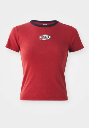 Rød bomulls t-skjorte med korte ermer, marineblå ribbestrikket krage og brodert "LET'S GET LUCKY"-lapp med stjernedetalj.