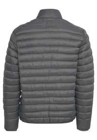 Pilkas paminkštintas džemperis su siuvinėtu dizainu. Savybė yra aukštas apykaklė, ilgos rankovės ir elastingi mansetai. Lygi tekstūra su lengvu išvaizda.