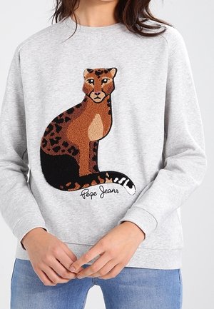 Sweat-shirt gris clair avec un grand léopard brodé tacheté marron et noir et texte "Pepe Jeans" sur le devant.