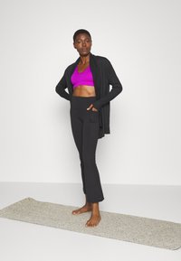 Athleta AURORA U NECK MUSCLE BRA A-C - Sutiã desportivo de suporte ligeiro - jazzy purple
